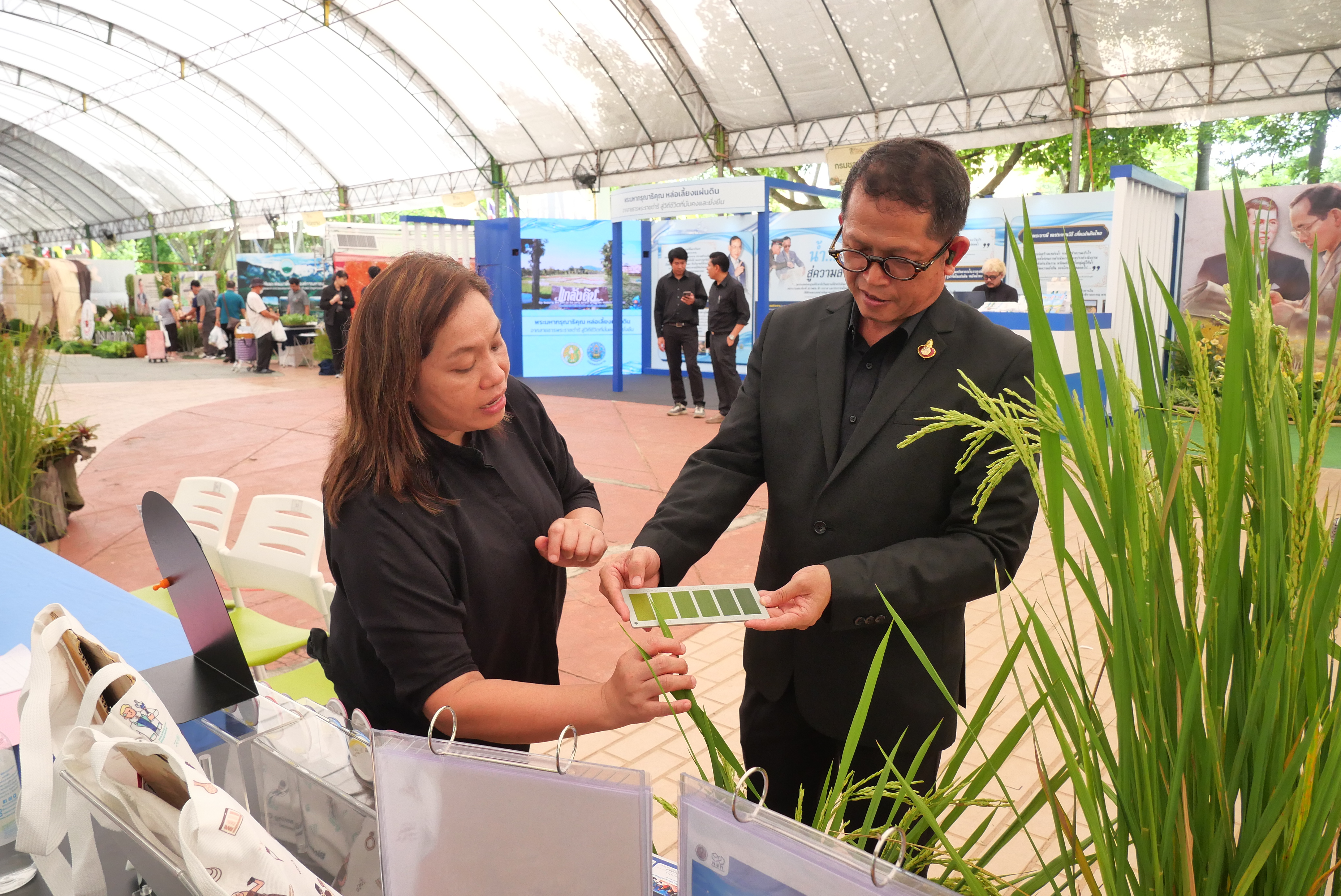 title - ส.ป.ก.ร่วมเป็นเกียรติในพิธีเปิดมหกรรม “สืบสานงานพ่อ พัฒนา ส่งต่ออาชีพที่ยั่งยืน”